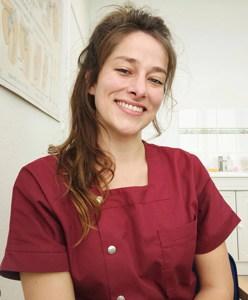 Célia Vauby, ostéopathe à Poisy, dans son cabinet